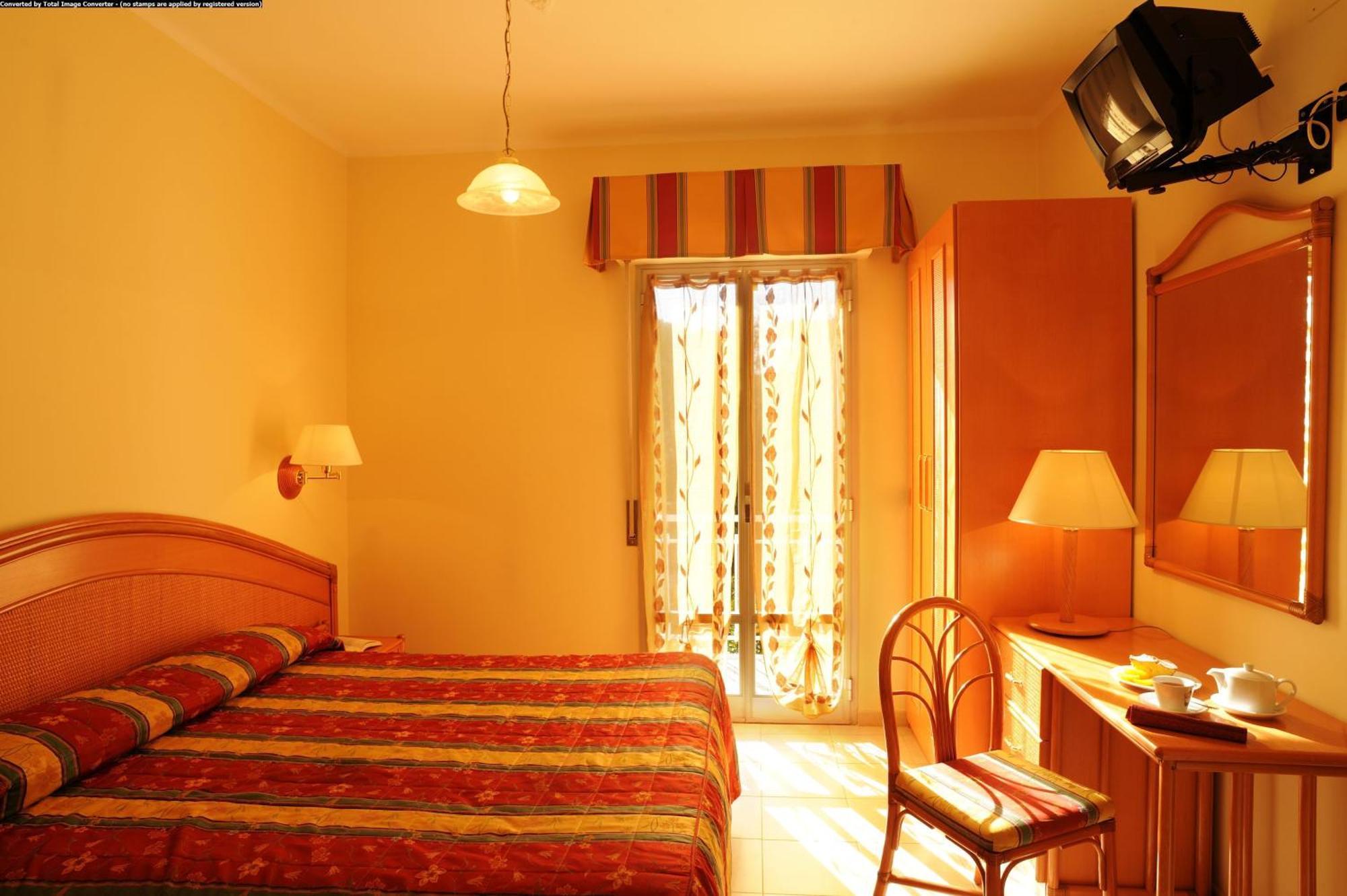Hotel Casella Pietra Ligure Oda fotoğraf