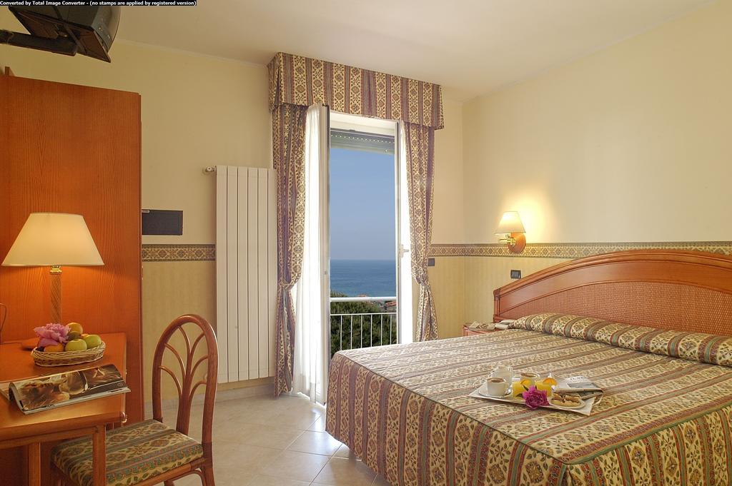 Hotel Casella Pietra Ligure Oda fotoğraf