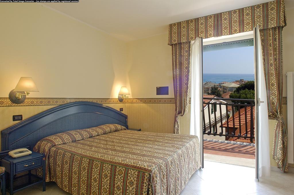 Hotel Casella Pietra Ligure Oda fotoğraf